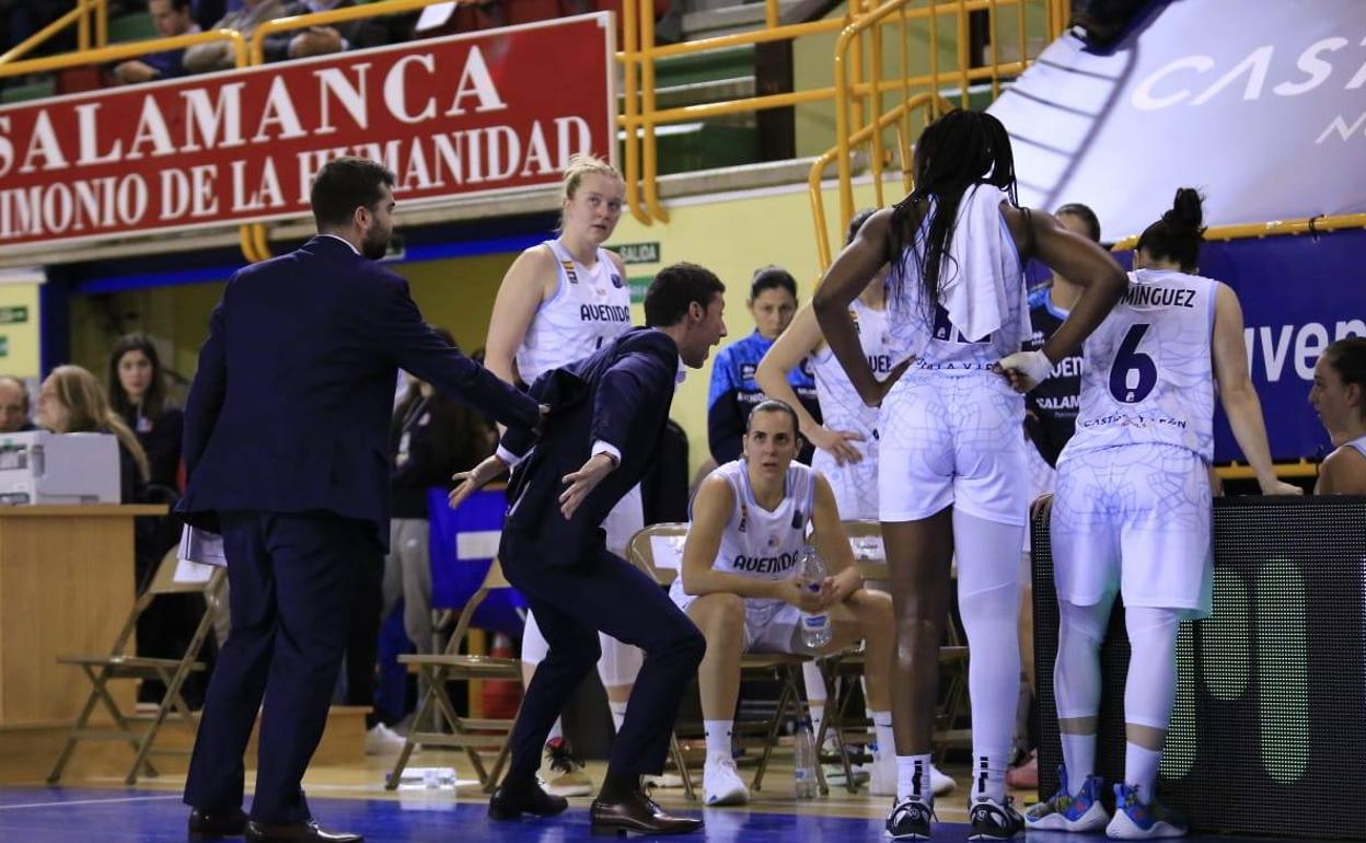 Pepe Vázquez da instrucciones a sus jugadoras durante el partido ante Sopron. 