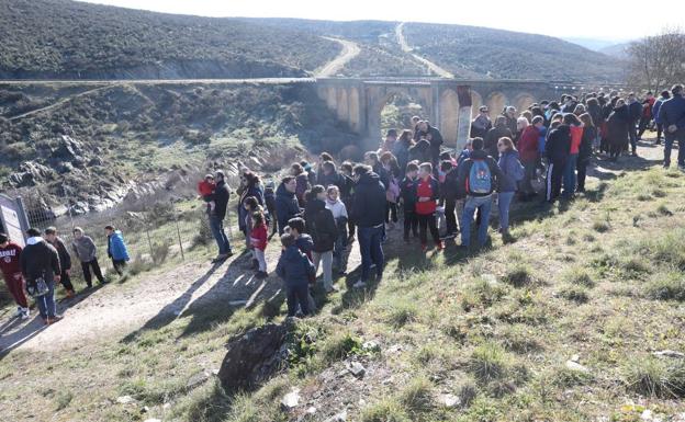 Decenas de turistas acuden Siega Verde para disfrutar de la jornada cultural y deportiva
