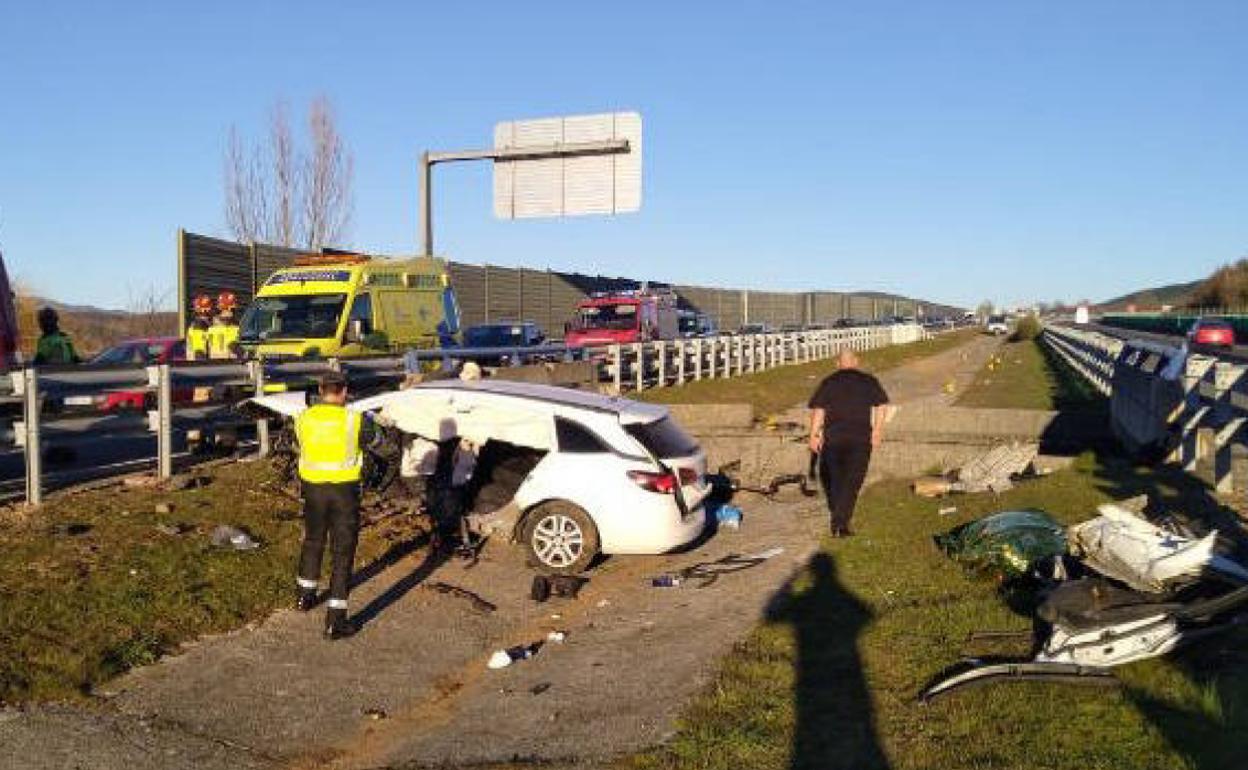 Accidente de tráfico en el término municipal de Torre del Bierzo (León) en el que un hombre ha fallecido y dos mujeres han resultado heridas. 