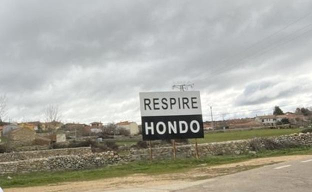 El original cartel con el que un pueblo de Salamanca da la bienvenida a sus visitantes