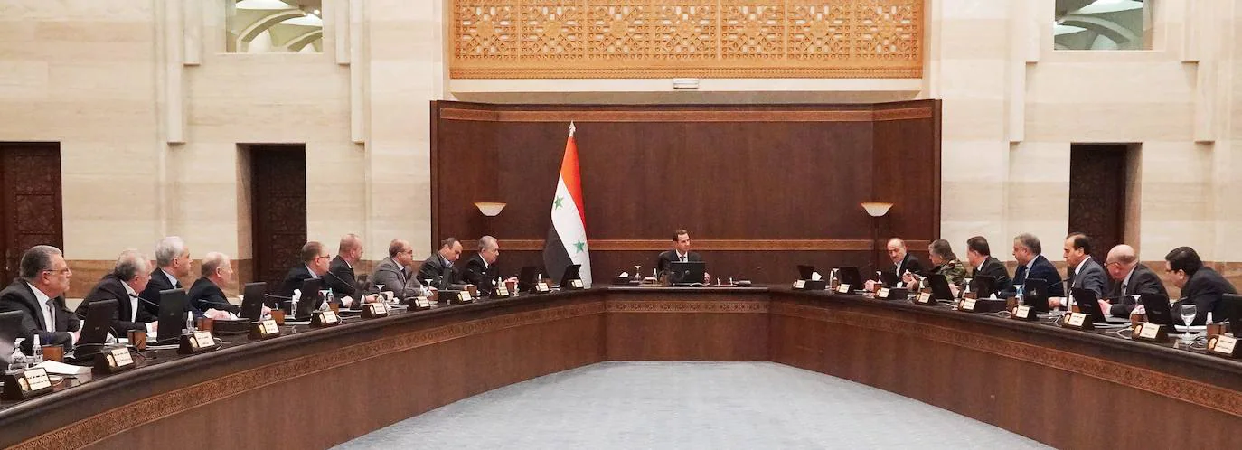 El presidente sirio Bashar al-Ásad dirige la reunión de urgencia con su gabinete para analizar la situación del terremoto y tomar medidas. 