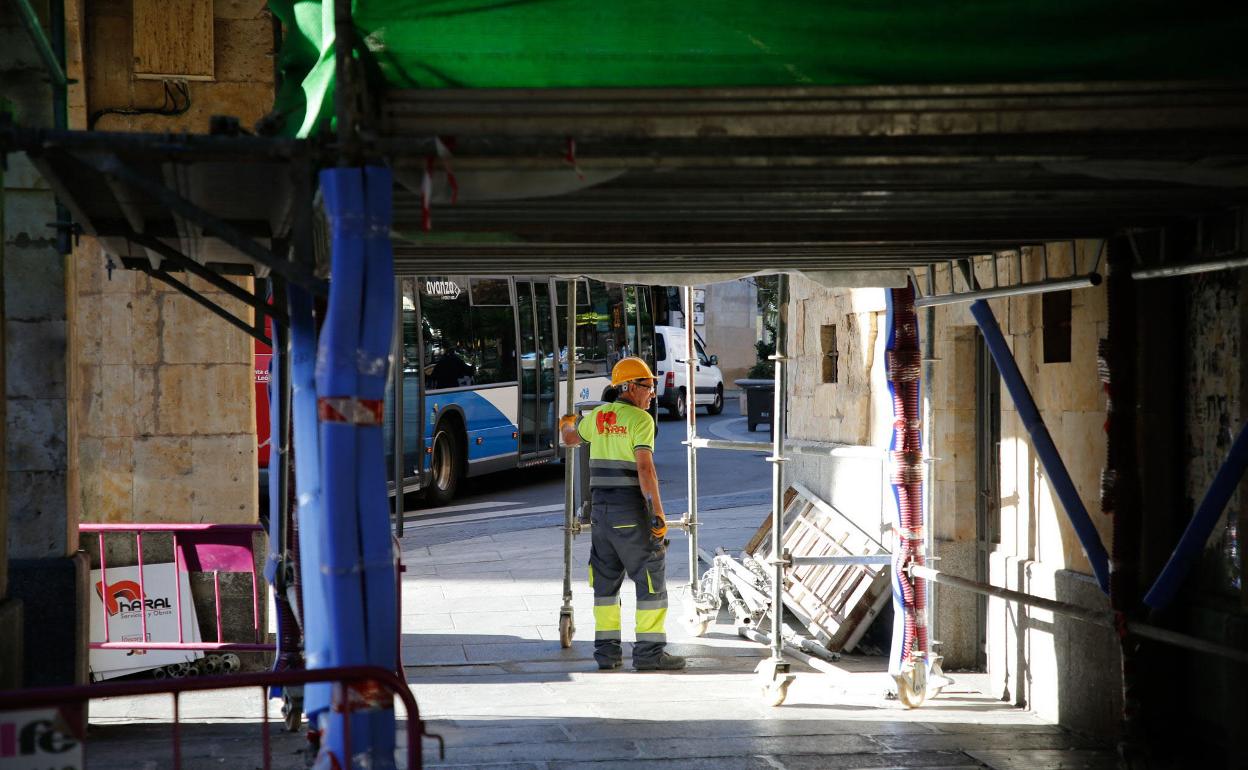 Un operario trabaja en los soportales de la Plaza Mayor de Salamanca. 