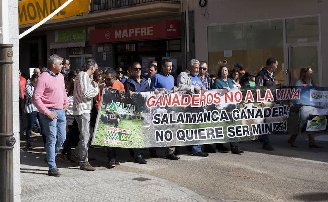 Los ganadores se manifiestan en contra de la mina de uranio. 