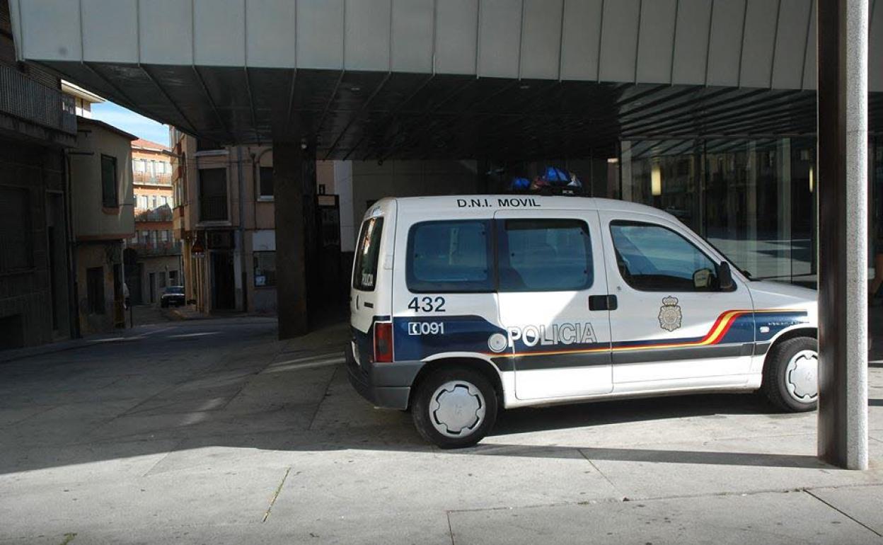 Unidad móvil del servicio del DNI de la Policia Nacional en la provincia de Salamanca. 