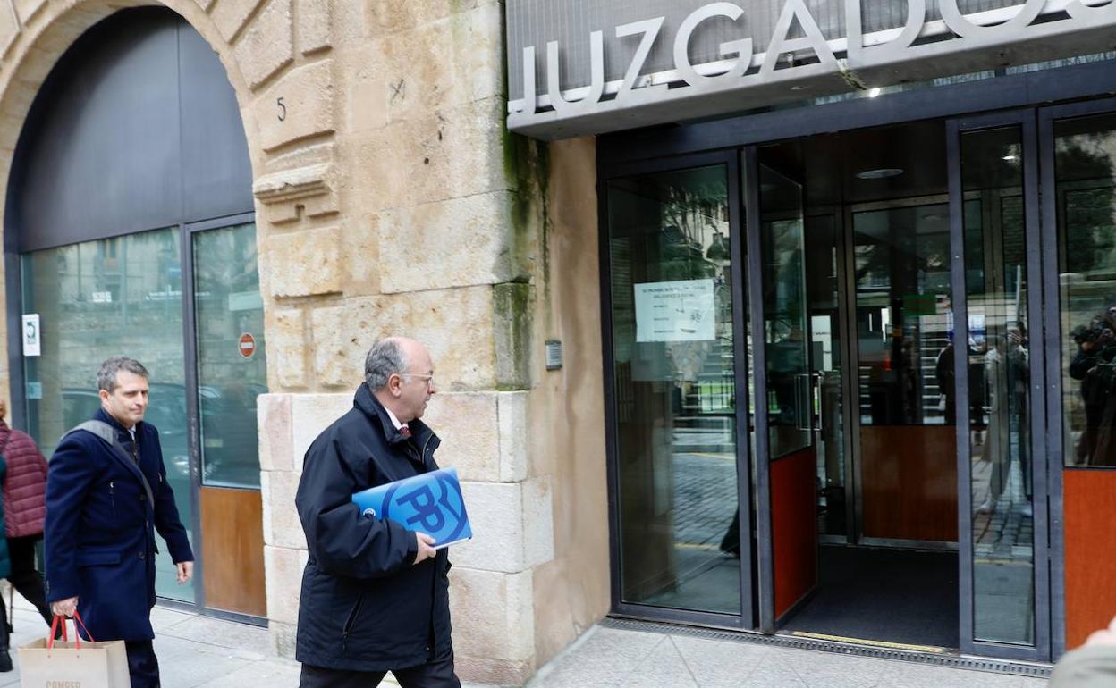 Llegada de los servicios jurídicos del PP a los juzgados de Salamanca. 