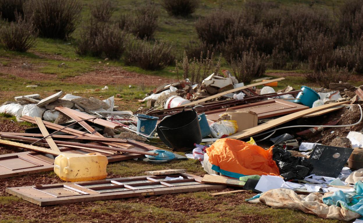 Residuos y escombros depositados en una zona de caminos a las afueras de Salamanca 