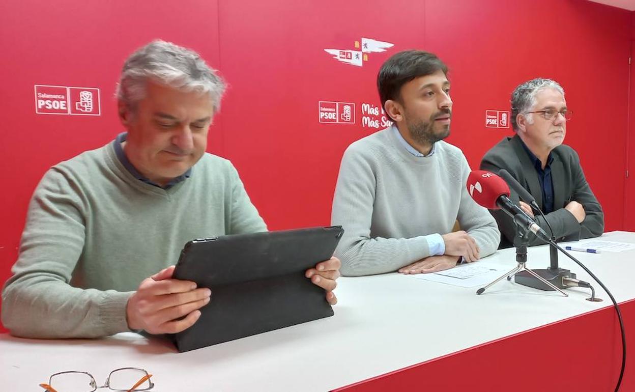 Fran Díaz, junto al portavoz del PSOE en la Diputación, Fernando Rubio, y el diputado provincial, Manuel Ambrosio Sánchez. 