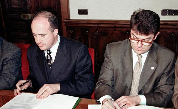 Firma en 1999 del acuerdo para el tránstito de mercancías por el Duero entre Portugal y el presidente de la Diputación de Salamanca, Alfonso Fernández Mañueco.