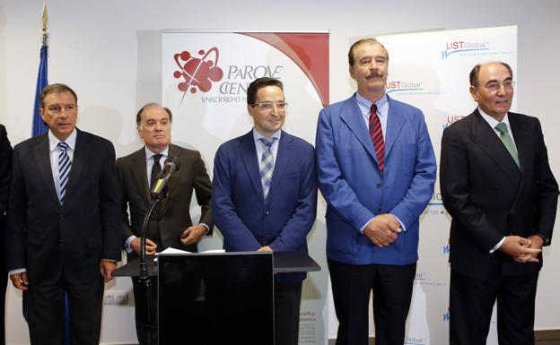 Autoridades, el vicerrector de investigación, Vicente Fox y el empresario Sánchez Galán, el día de la firma. 