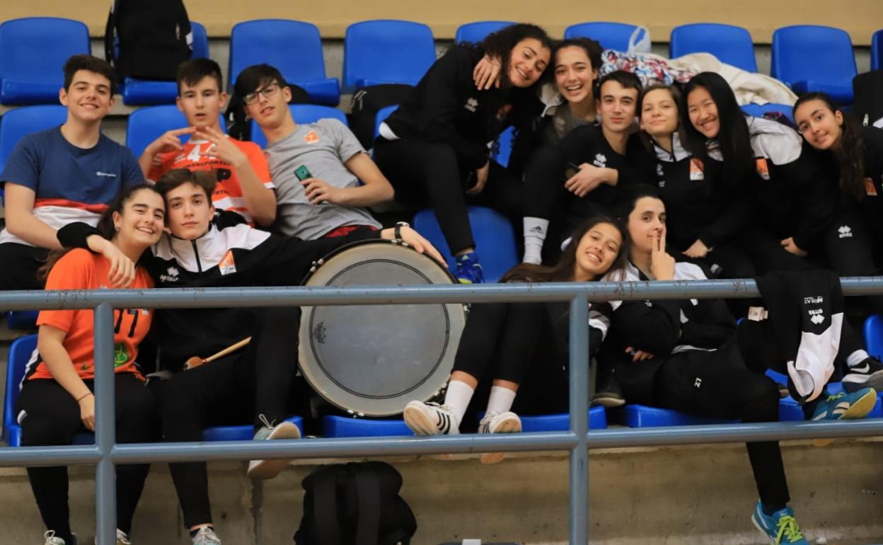 Jugadores del BM Salamanca en las gradas disfrutando de una edición anterior del Torneo de Carnaval.