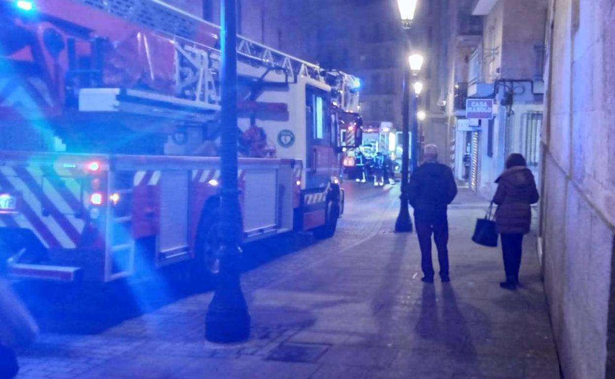 Denso humo y olor a quemado en el centro de Salamanca tras un fuego en una vivienda