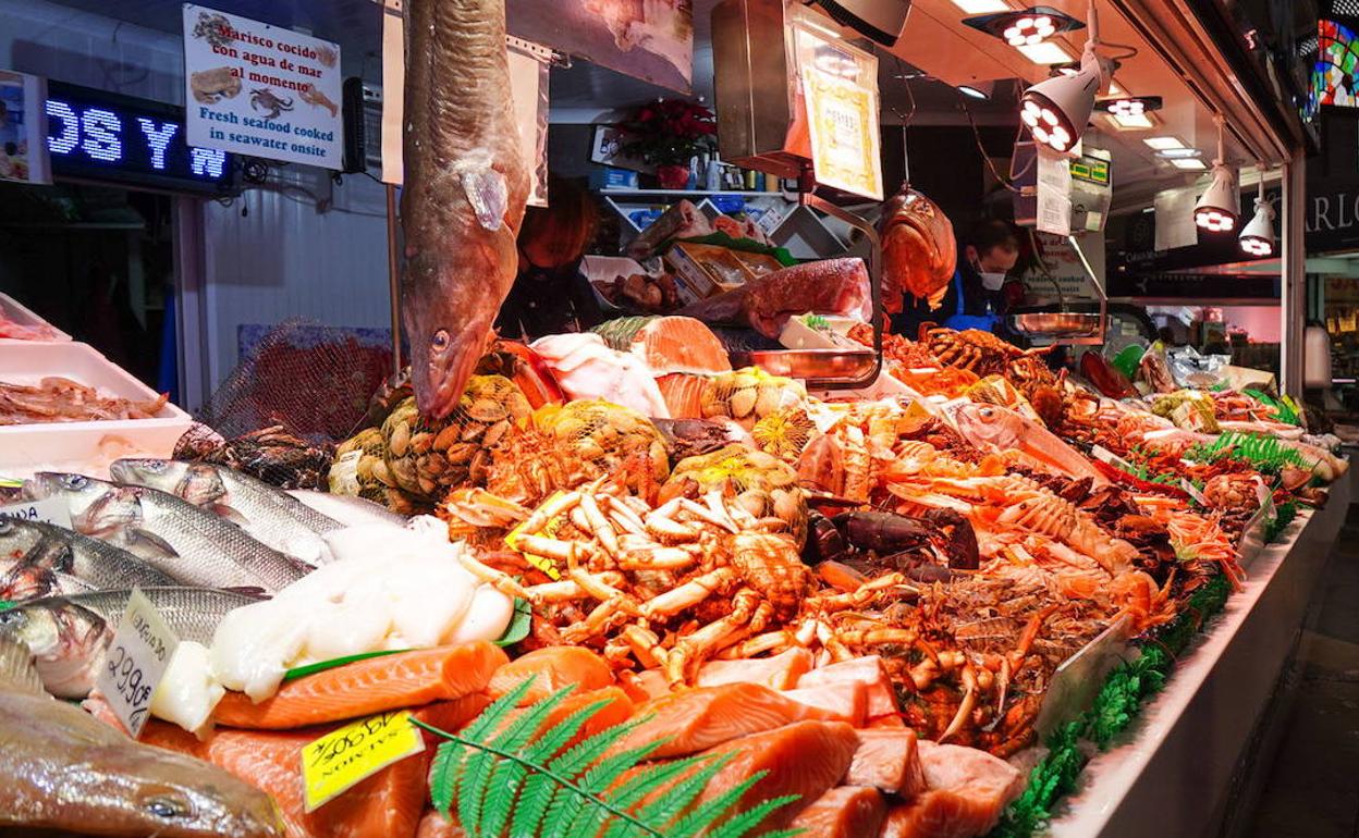 Imagen de archivo de una pescadería en un mercado de Salamanca.