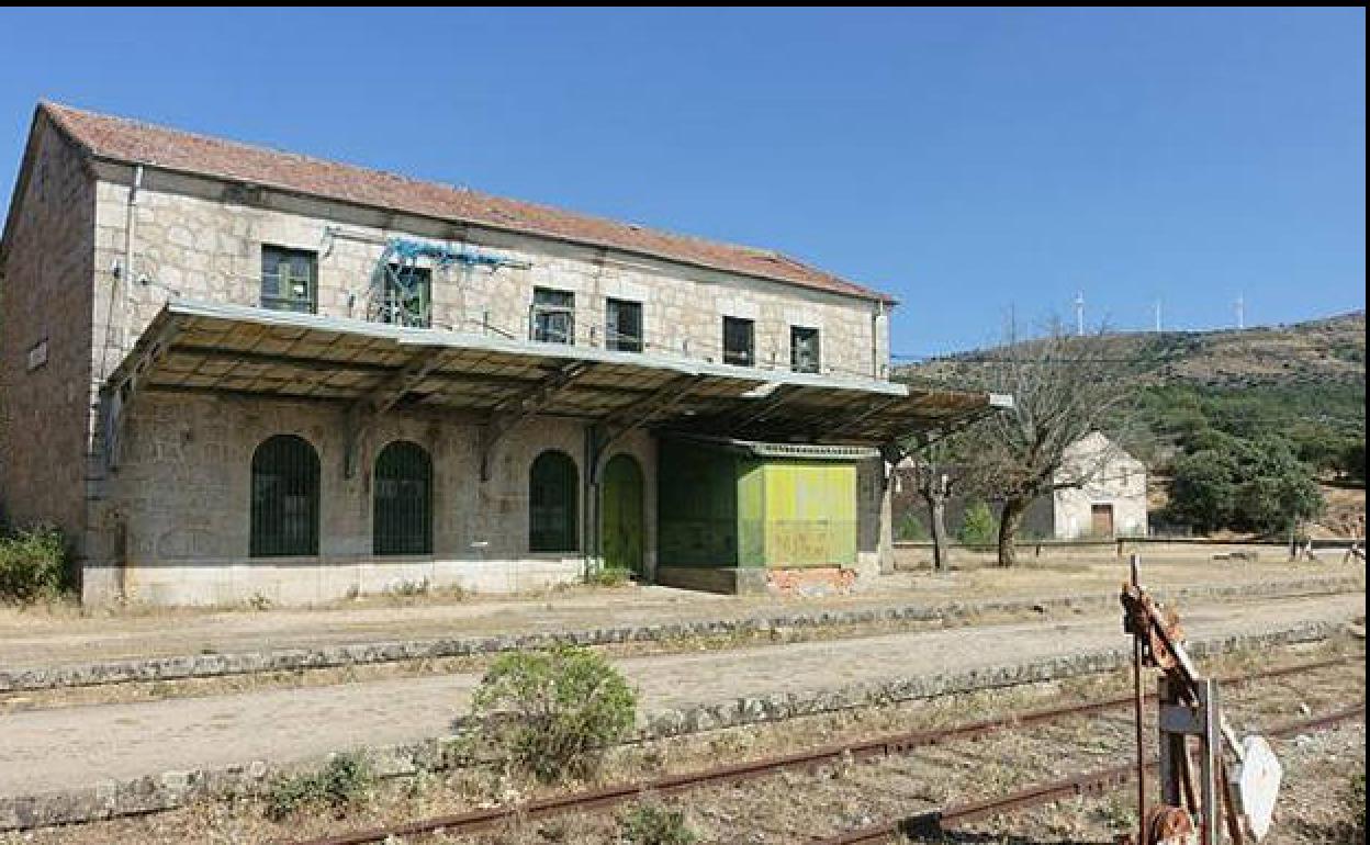 Antigua estación de ferrocarril de Ledrada, en la línea de la Ruta de la Plata. 