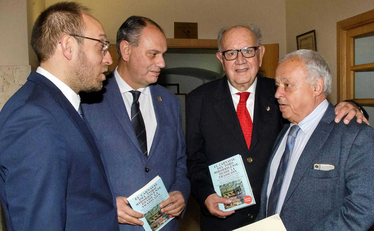 Marcos Iglesias, alcalde de Ciudad Rodirgo, Miguel y José Ramón Cid Cebrián, autores del libro y Gonzalo Santonja, consejero de Cultura, Turismo y Deporte.