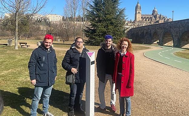 Imagen principal - Salamanca homenajea al colectivo LGTBI+ con un monolito en el Puente Romano