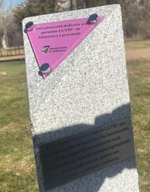 Imagen secundaria 2 - Salamanca homenajea al colectivo LGTBI+ con un monolito en el Puente Romano