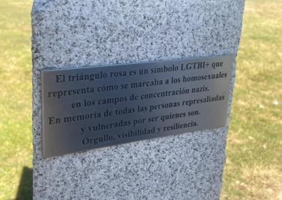 Imagen secundaria 1 - Salamanca homenajea al colectivo LGTBI+ con un monolito en el Puente Romano