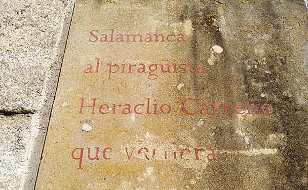 El poema dedicado al piragüista está casi borrado.