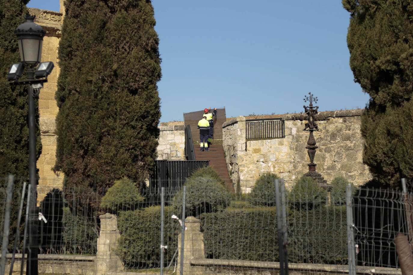 Operarios trabajan en la muralla de Ciudad Rodrigo. 