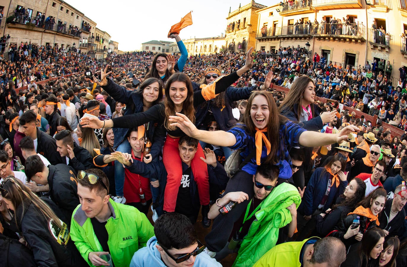 Imagen secundaria 1 - Un multitudinario &#039;Campanazo&#039; abre el Carnaval del Toro de Ciudad Rodrigo