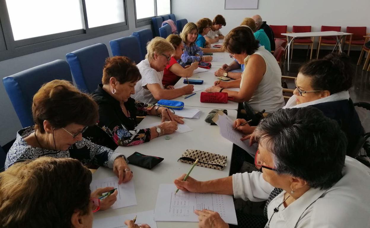 Un gurpo de mujeres participan en un taller de memoria. 