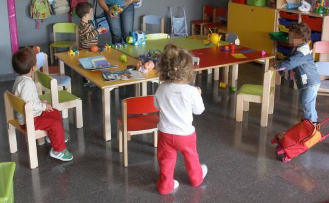 Imagen de archivo de infantes jugando en un aula. 