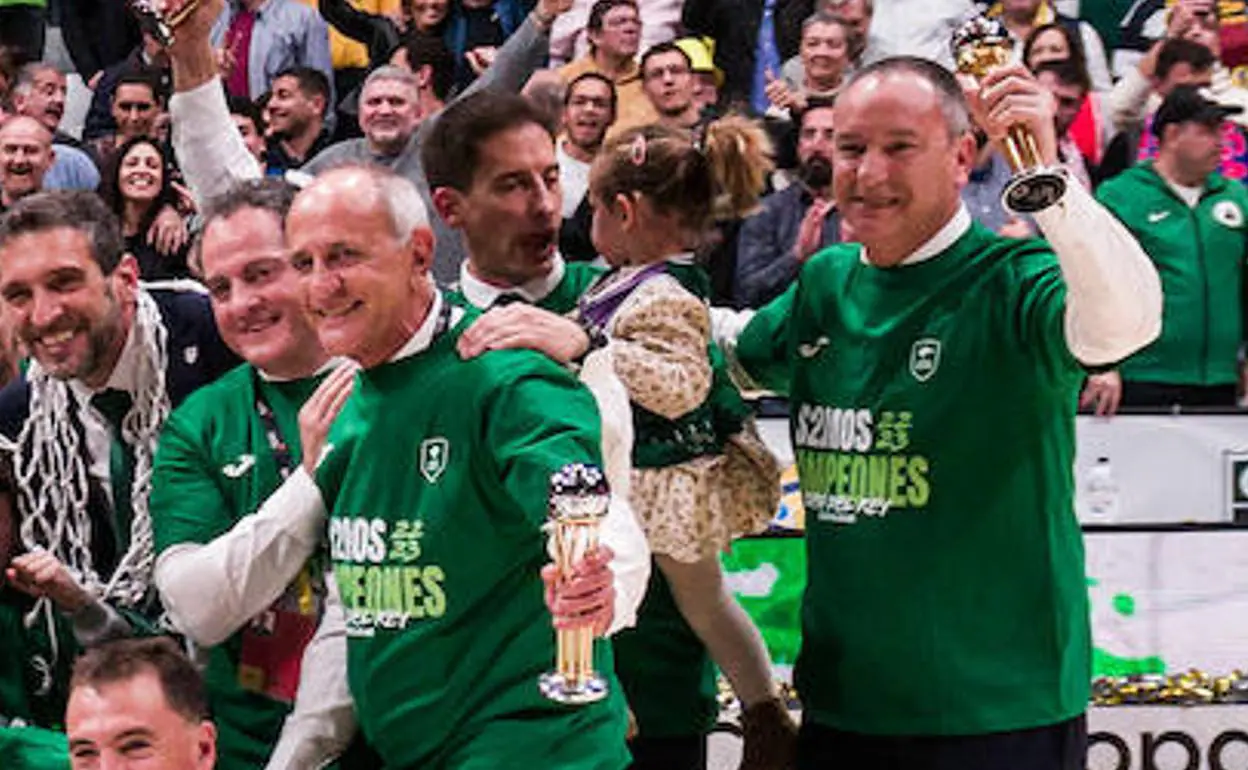 Alberto Miranda, en el centro con su hija, celebra la Copa del Rey de Unicaja. 