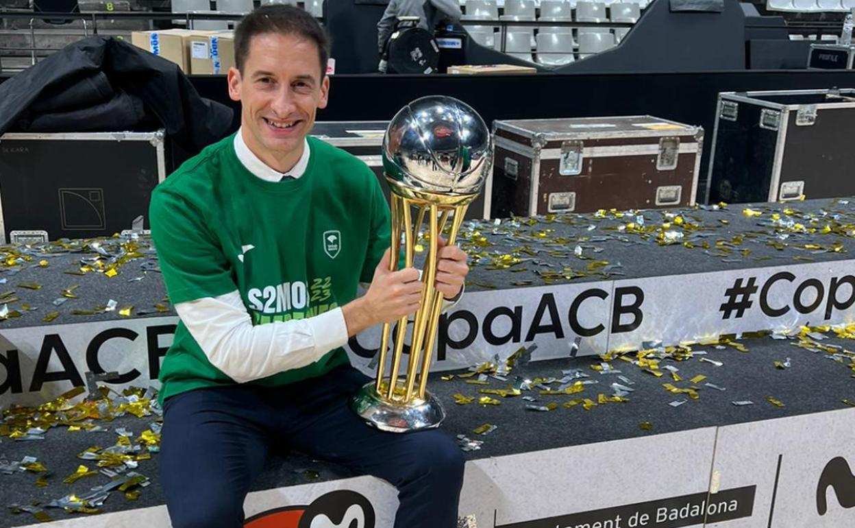 Alberto Miranda posa con la Copa del Rey en Badalona. 