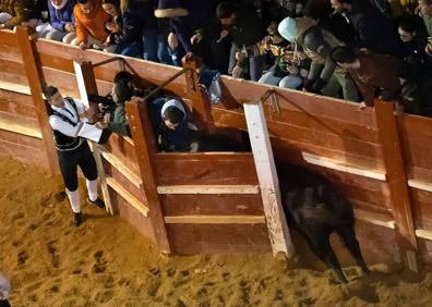 Imagen secundaria 1 - Dos heridos tras colarse el toro en un burladero durante la capea nocturna de Ciudad Rodrigo