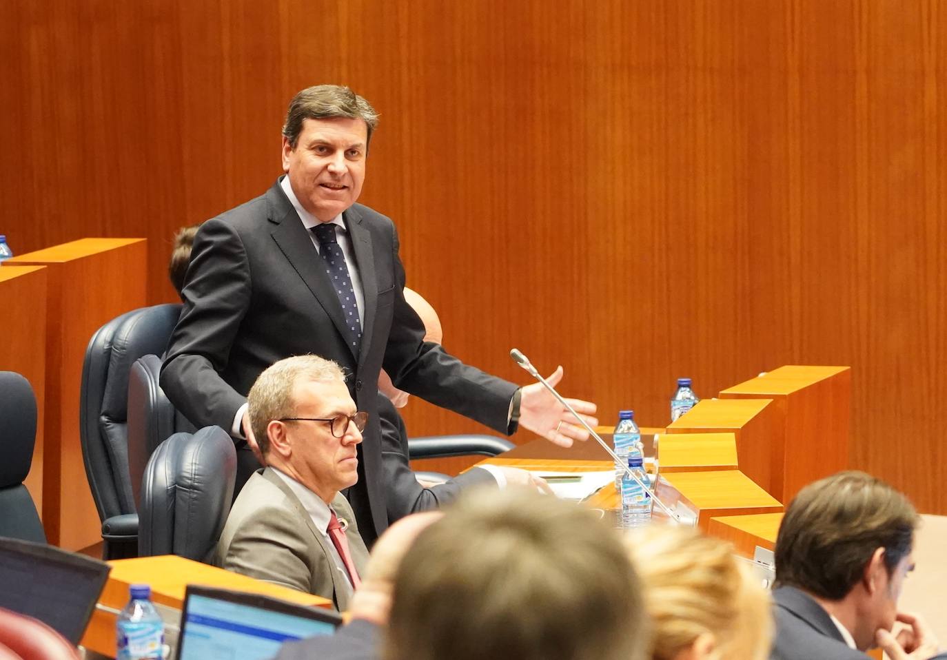El consejero de Hacienda, Carlos Fernández Carriedo, durante el Pleno de las Cortes. 