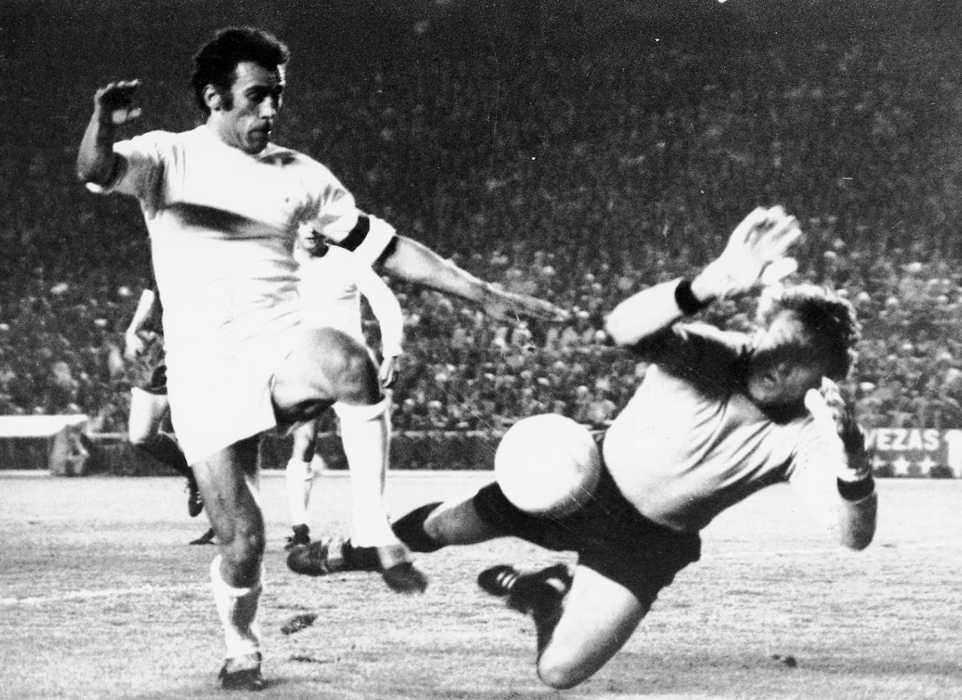 Amancio intenta superar a un portero rival durante un partido de la Copa de Europa en 1966.