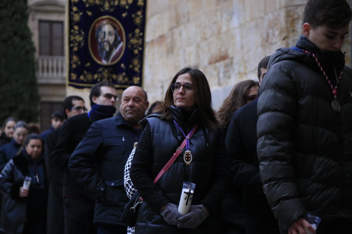 Fotos: El obispo preside en la Catedral Vieja el vía crucis de la Junta de Semana Santa