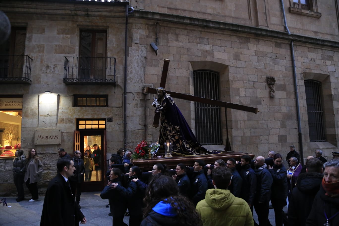 Fotos: El obispo preside en la Catedral Vieja el vía crucis de la Junta de Semana Santa