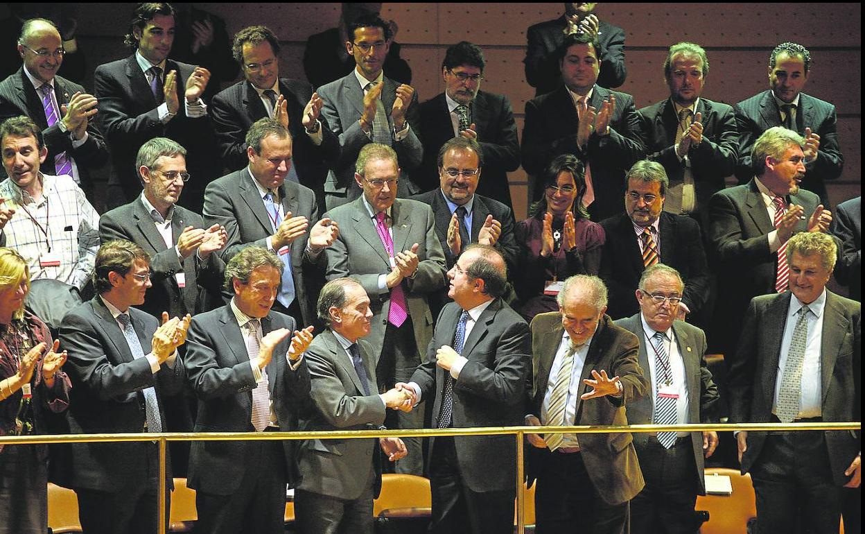 Representantes políticos, sociales y económicos de Castilla yLeón aplauden en el Senado la aprobación de la reforma del Estatuto de 2007.