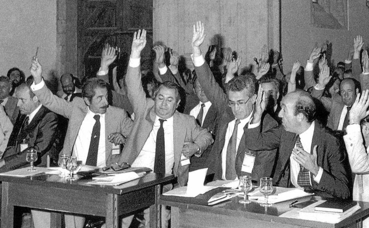 La Asamblea aprueba el anteproyecto de Estatuto de Autonomía de Castilla y León el 27 de junio de 1981 en Salamanca. 