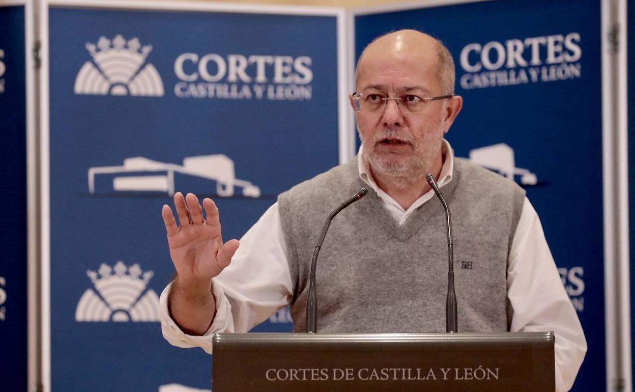 El portavoz de Ciudadanos en las Cortes, en una comparecencia ante los medios de comunicación.