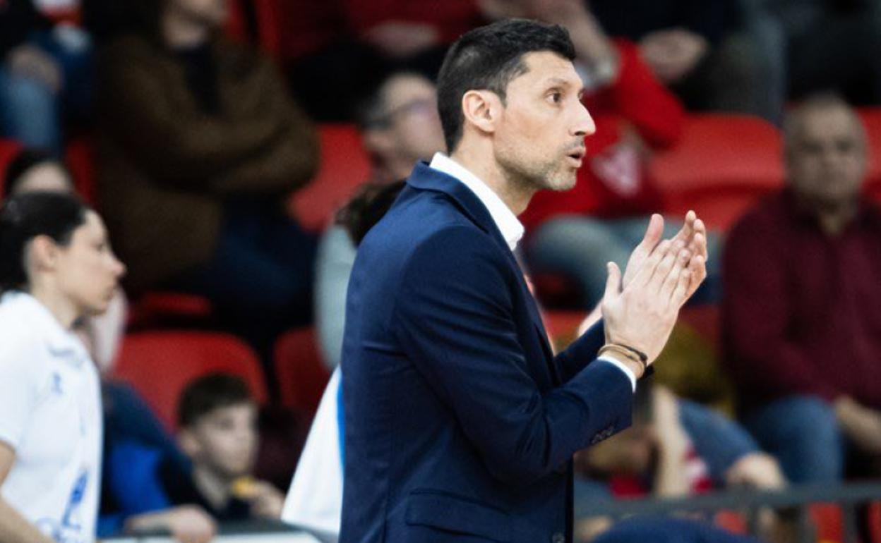 Pepe Vázquez en un partido con el CB Avenida.