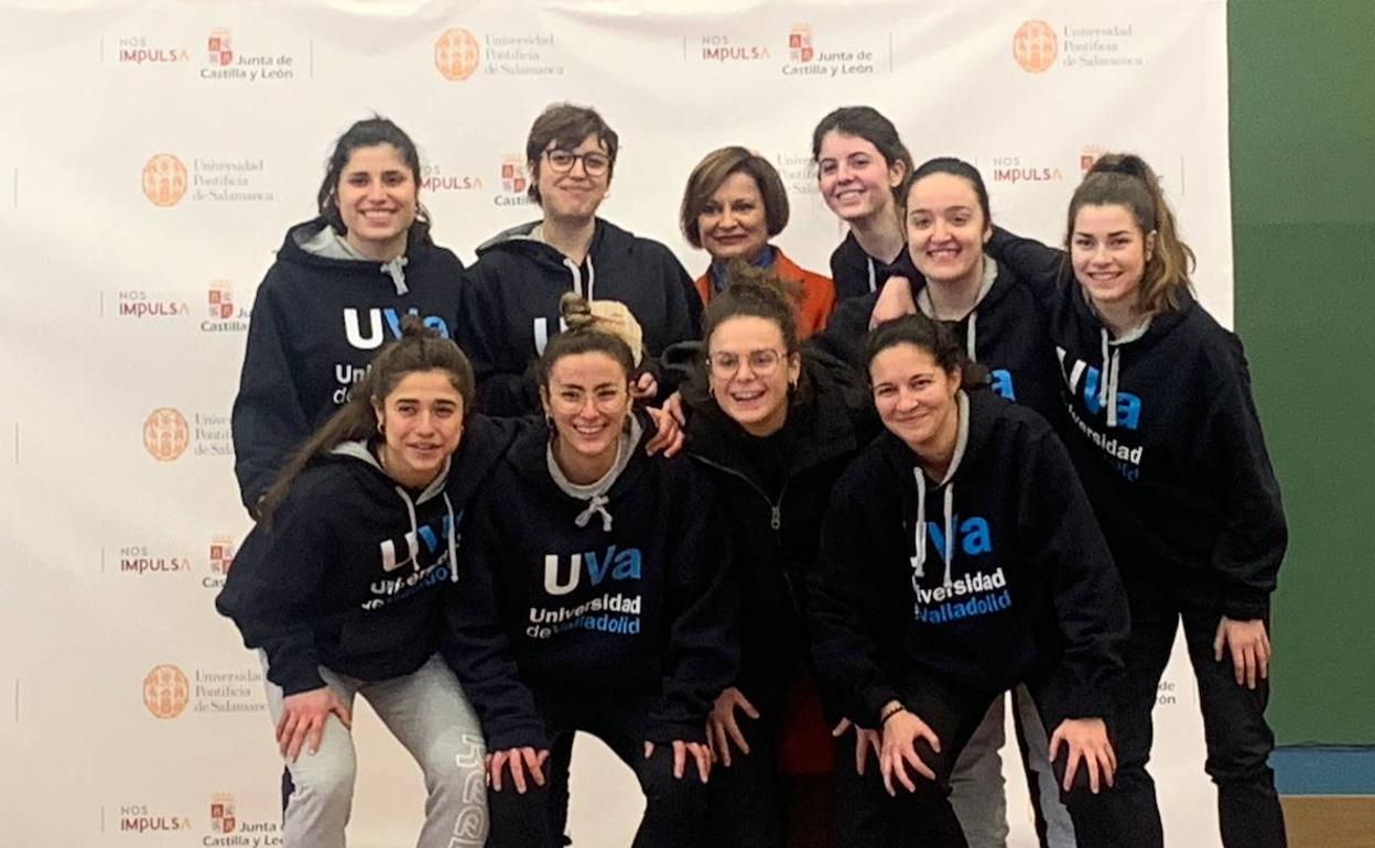 Miembros de la Universidad de Valladolid posando tras una victoria en el Trofeo Rector.