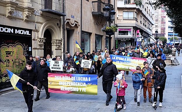Imagen principal - Salmantinos y ucranianos denuncian un año de guerra:«Nuestro corazón está con ellos, allá donde estén»