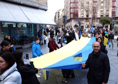 Imagen secundaria 1 - Salmantinos y ucranianos denuncian un año de guerra:«Nuestro corazón está con ellos, allá donde estén»