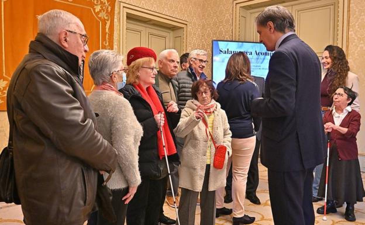 El alcalde de Salamanca, Carlos García Carbayo, junto a responsables y usuarios del programa 'Salamanca Acompaña'.