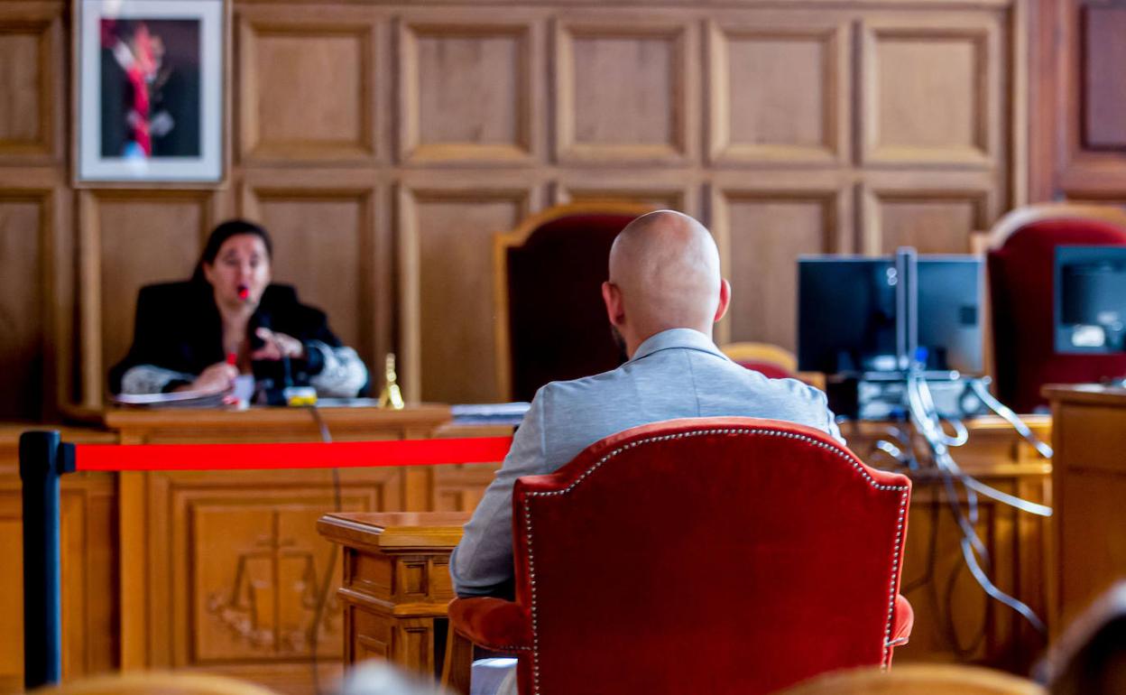 Juicio del hombre que abofeteó a su esposa en directo en TikTok. 