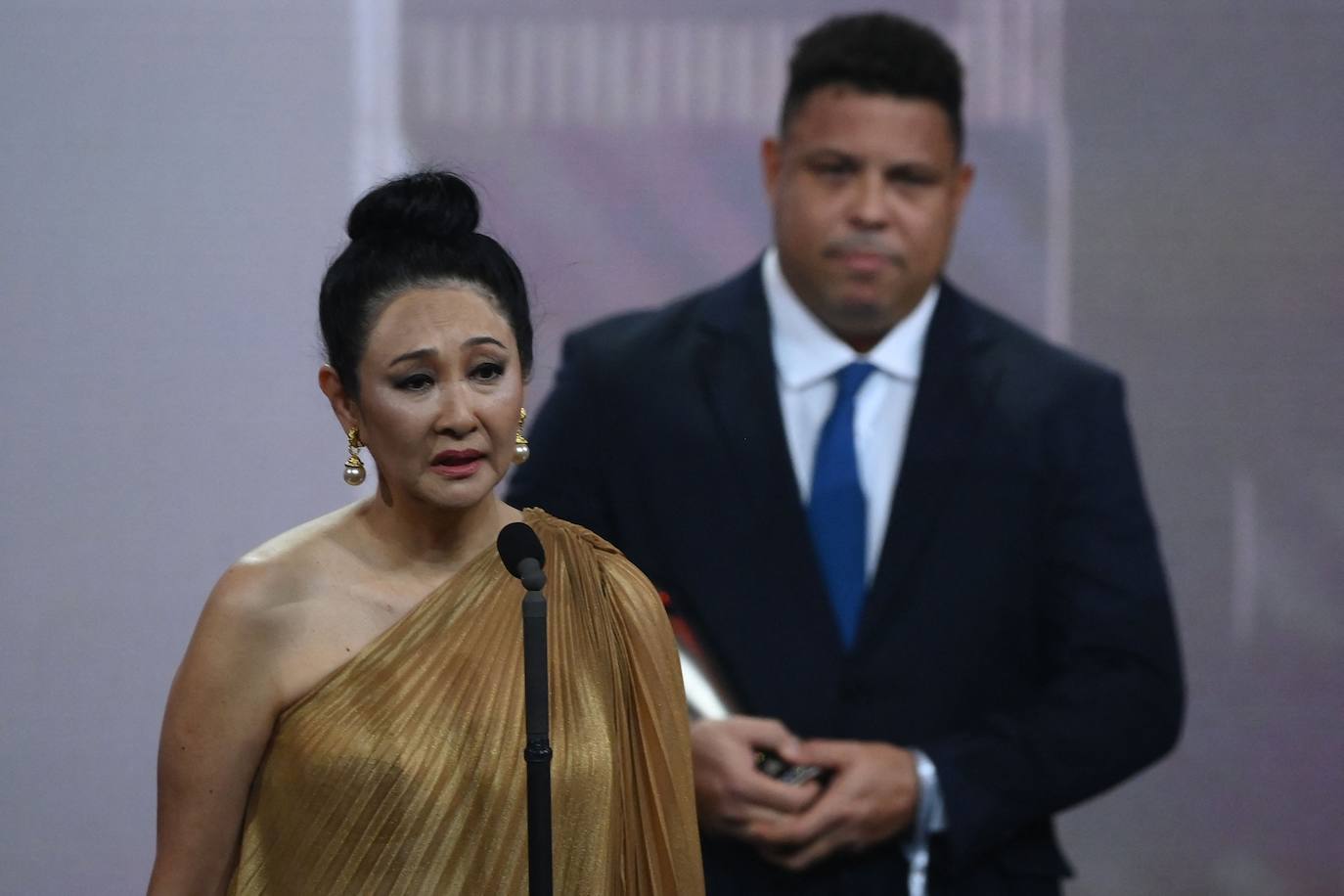 Marcia Aoki, viuda de Pelé, durante el emotivo homenaje que se le rindió al futbolista brasileño, fallecido en diciembre de 2022.