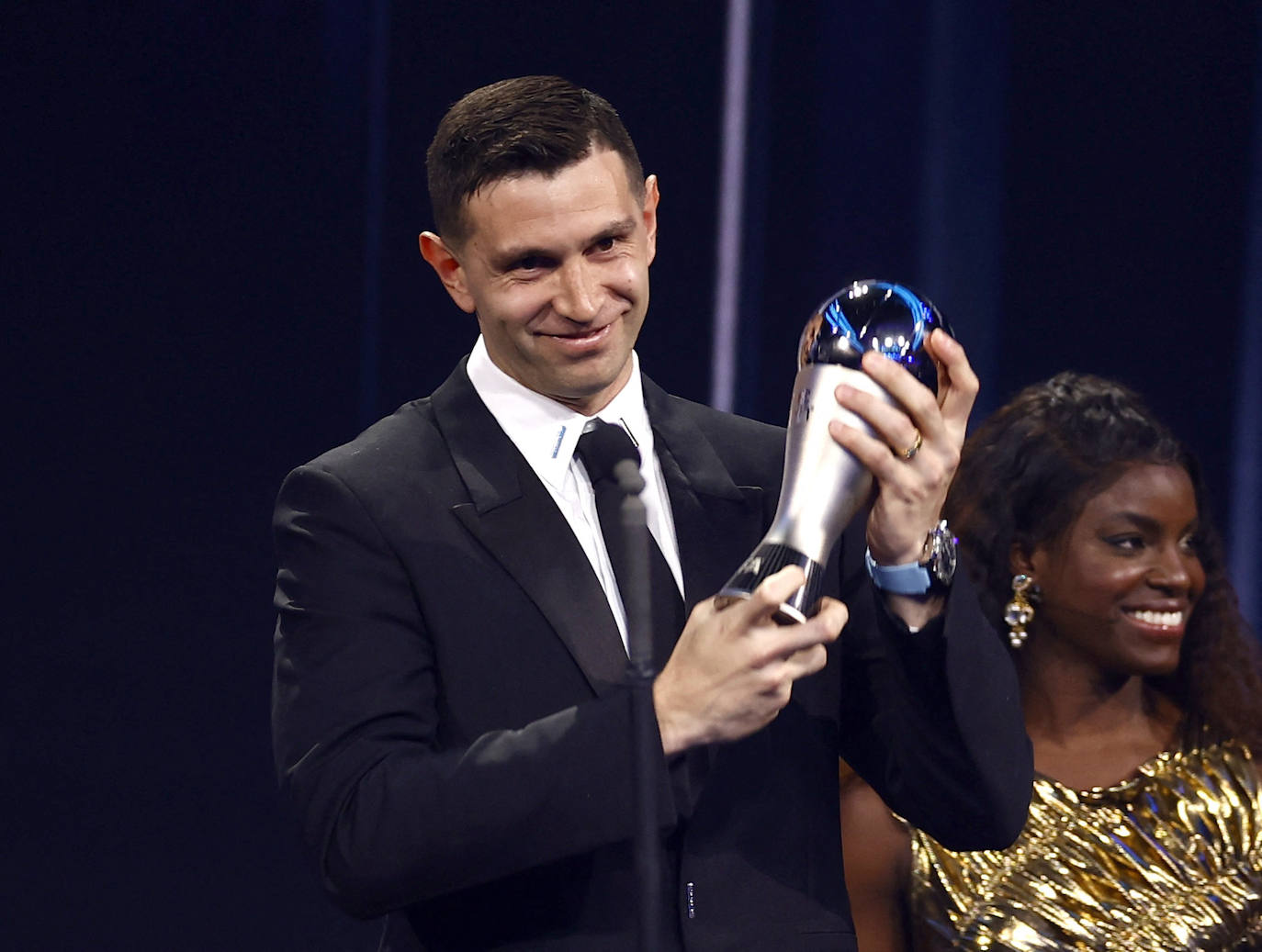 El Dibu Martínez, portero de la selección argentina y del Aston Villa, recoge el premio al mejor guardameta.