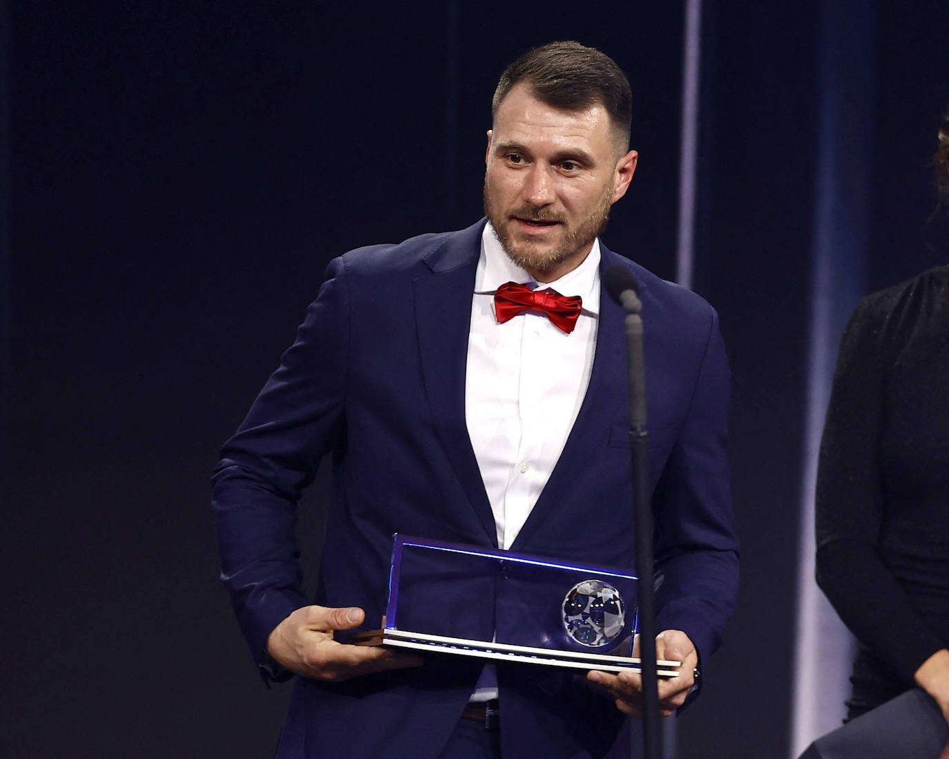 Marcin Oleksy recoge el Premio Puskas al mejor gol del año.