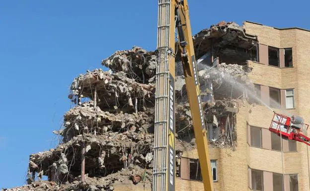 Los operarios trabajan en la demolición del viejo hospital de Salamanca. 