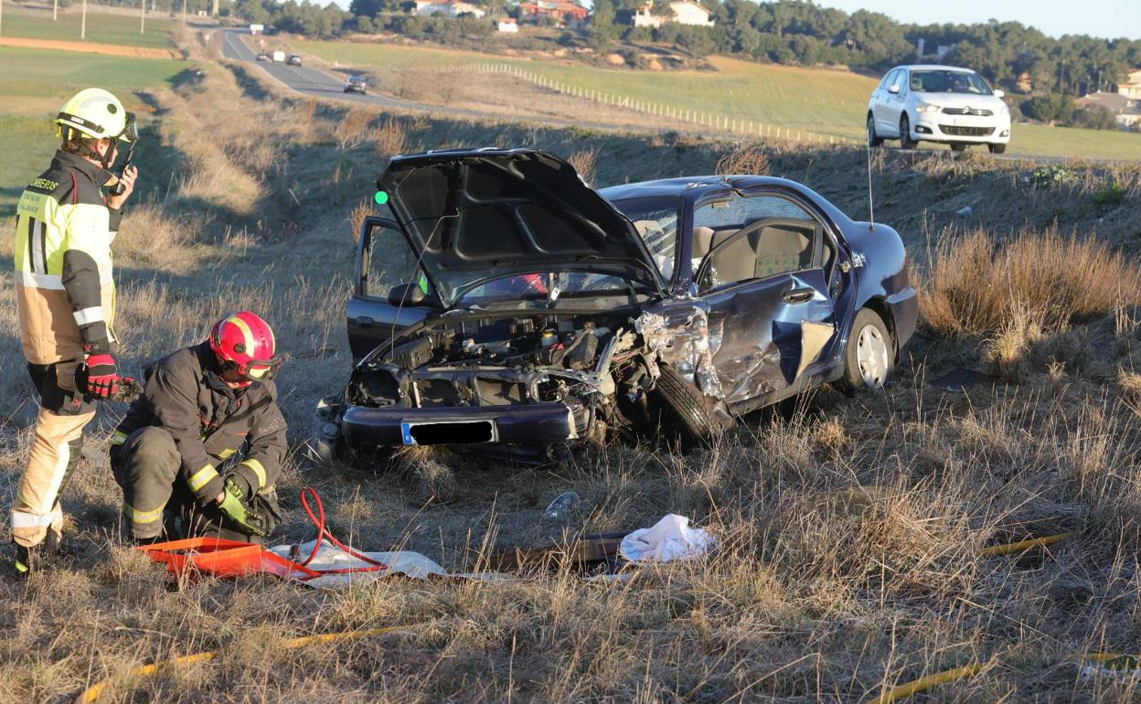 Los bomberos intervienen en el accidente en Terradillos. 