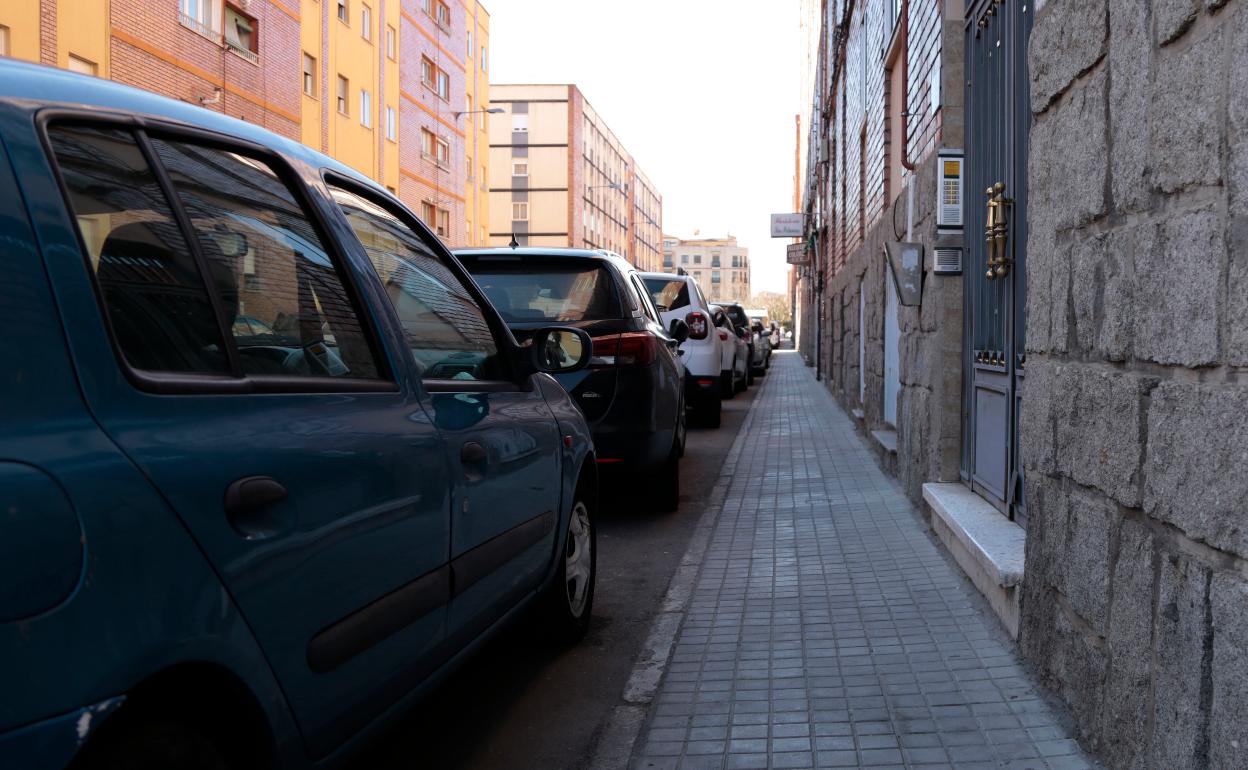 En algunas calles de Garrido los peatones sufren falta de espacio por la supremacía de los coches. 