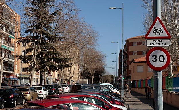 Imagen principal - La falta de respeto a los límites de velocidad y a los carriles bici en algunos puntos también generan conflictos en Garrido, según la directiva de Navega. 