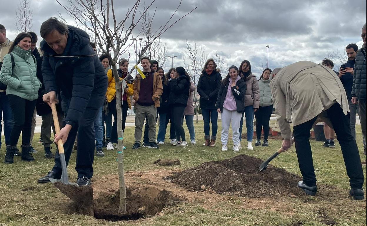 Carlos García Carbayo y Ricardo Rivero plantando árboles e Salamanca. 